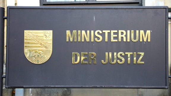Schild am Dienstsitz des Ministeriums der Justiz des Landes Sachsen-Anhalt in Magdeburg