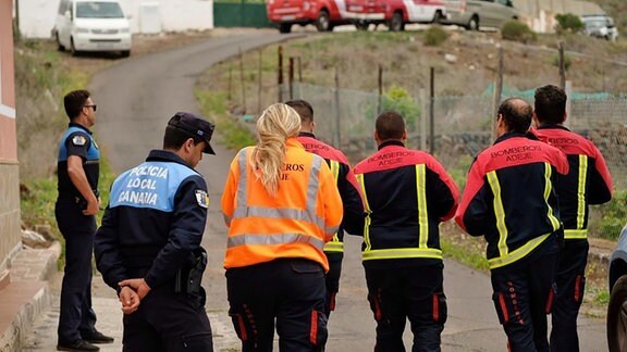 Auf diesem von der spanischen Zeitung «El Dia» zur Verfügung gestellten Bild führen Polizisten und Mitglieder der Feuerwehr eine große Suchaktion nach einer Frau aus Deutschland und ihrem zehn Jahre alten Sohnes durch. 