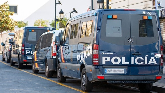 Polizeibusse der Guardia Civil mit Schutzgitter und Rammschutz. 