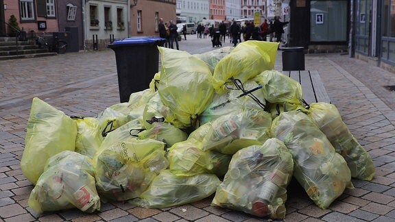 gelbe Müllsäcke liegen in der Innenstadt