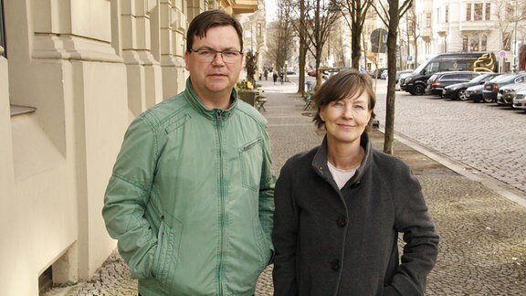 Annette Leipelt und Hartwig von Bach vom NABU Sachsen-Anhalt stehen nebeneinander auf einem Gehweg in Magdeburg.