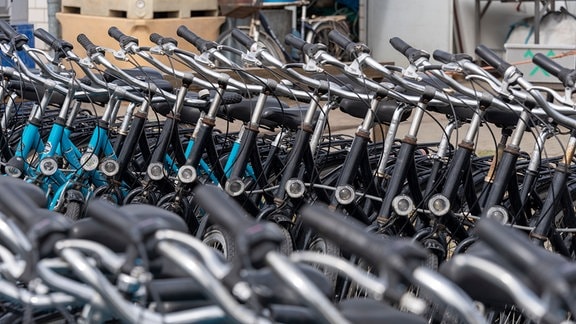 Räder eines Fahrradverleihs stehen im Hafen von Vitte auf der Insel Hiddensee.