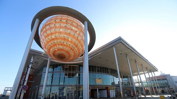 Weltkugel am Eingang vom Einkaufszentrum Nova Eventis in Günthersdorf
