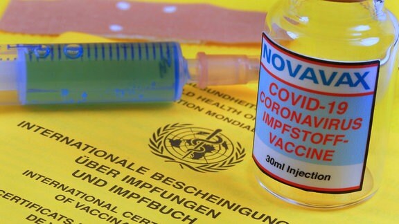 Internationaler Impfpass mit Impfserum gegen Covid-19