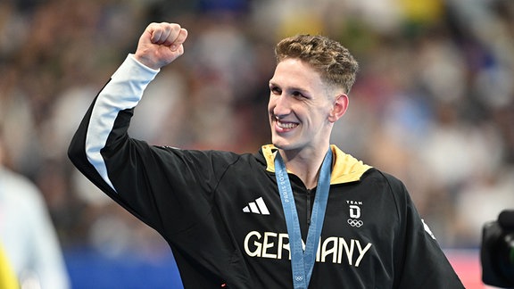 Lukas Märtens aus Deutschland jubelt mit seiner Goldmedaille.