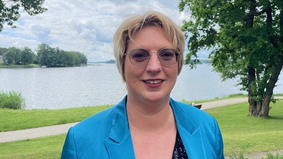 Sonja Pierer, Intel Countrymanagerin Deutschland, steht vor einem See