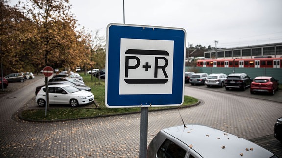 Ein Schild weist auf einen Pendlerparkplatz hin