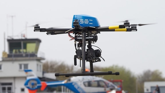 Fliegende mit Kamera ausgerüstete Drohne der Polizei