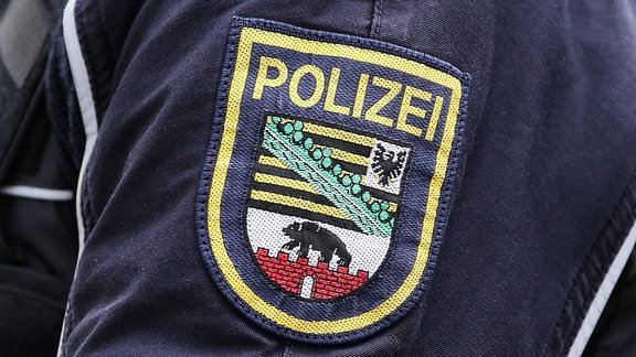 Logo der Polizei Sachsen Anhalt an einer Uniform