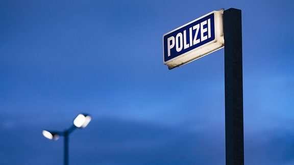 Ein Schild an einer Polizeiwache in Sülz