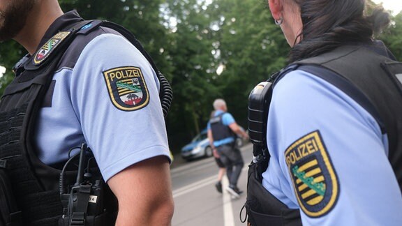 Polizisten aus Sachsen-Anhalt (l) und Sachsen bei einer Kontrollstelle.