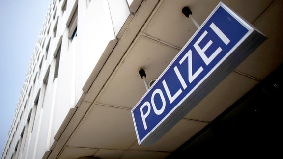 Das Eingangsschild des Mainzer Polizeipräsidiums, 2011