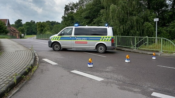 Die Polizei hat die Landstraße 204 nach einem schweren Unfall gesperrt.