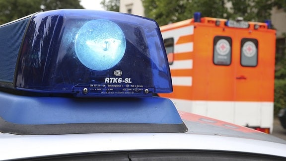 Blaulicht auf Polizeifahrzeug vor Rettungswagen