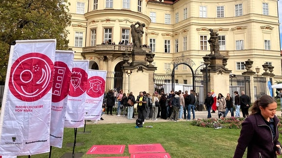 Fast so gut gefüllt wie vor 35 Jahren - zahlreiche Schulklassen sind zum 35. Jubiläum von Genschers Balkonrede in die Prager Botschaft gekommen.