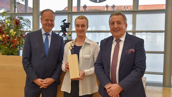 der Preisträger Eric Stehr mit Landtagspräsident Dr. Gunnar Schellenberger (rechts) und Vizepräsident Wulf Gallert 