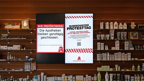 Bildschirme informieren in einer geschlossenen Apotheke über die Schließung aufgrund eines Protesttages