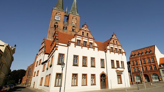Blick auf das Rathaus und die zweitürmige Marienkirche von Stendal.