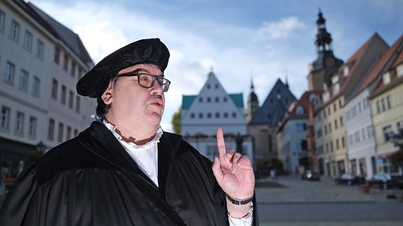 Ein Stadtführer in der Rolle des Martin Luther
