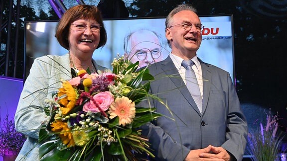 Reiner Haseloff, CDU, Ministerpräsident von Sachsen-Anhalt und seine Ehefrau Gabriele jubeln auf der CDU Wahlparty.