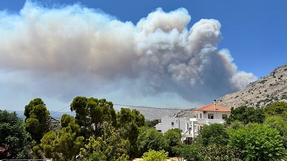 Waldbrand auf der griechischen Insel Rhodos mit Rauchschwaden und rotem Nachthimmel
