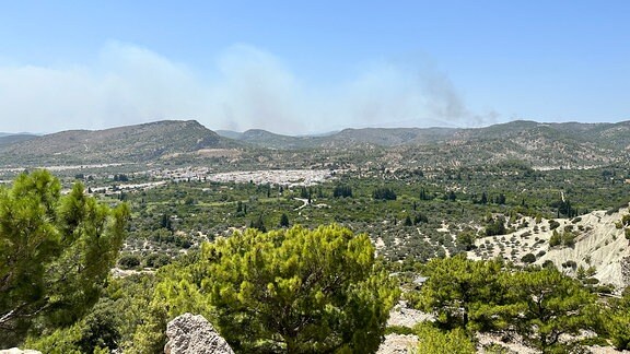 Waldbrand auf der griechischen Insel Rhodos mit Rauchschwaden und rotem Nachthimmel