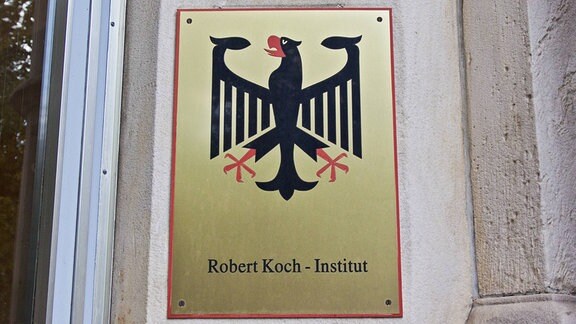 Ein Schild mit dem Bundesadler und dem Schriftzug desRobert-Koch-Institut.