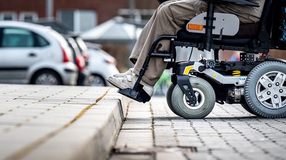 Rollstuhl vor einer Stufe