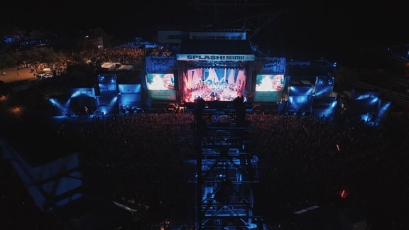Festival Bühne mit Crowd in der Nacht.