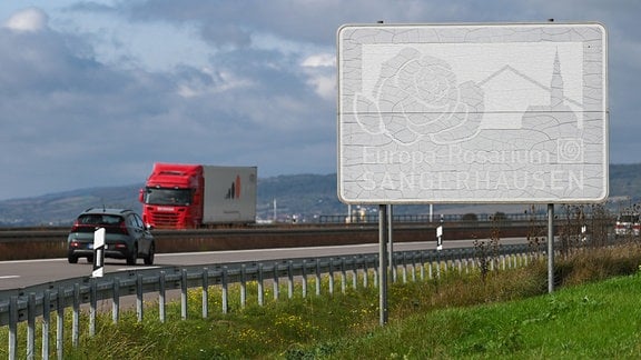Ein Tourismusschild für das Europa-Rosarium in Sangerhausen an der A38 ist nicht mehr erkennbar.