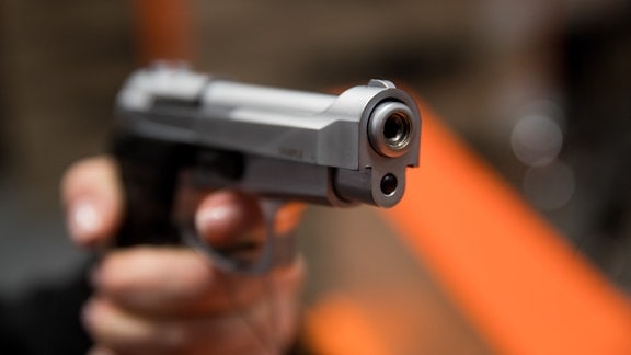 Eine 9mm Schreckschusswaffe ist bei der Fachmesse für Jagd, Schießsport