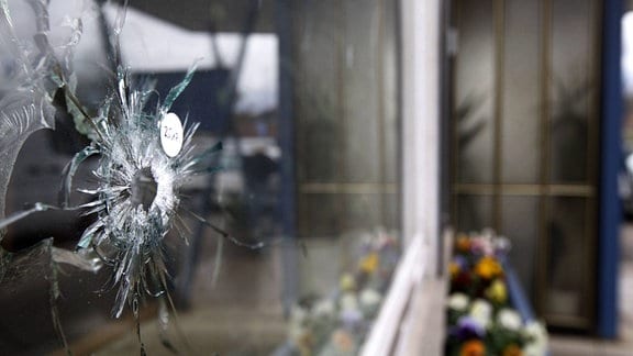Gesplittertes Glas nach einer Schießerei im Esslinger Bräustüble in Oberesslingen in Baden-Württemberg