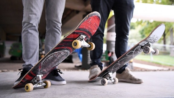 Zwei Personen mit Skateboard