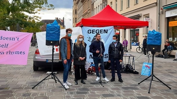 Spendenübergabe an den Besitzer des Kiezdöners am Steintor in Halle.