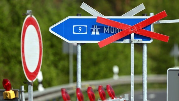 Eine Abfahrt auf die A9 in Richtung München ist gesperrt