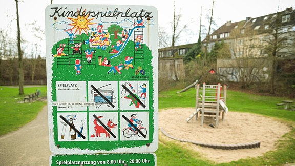 Ein Hinweisschild "Kinderspielplatz".