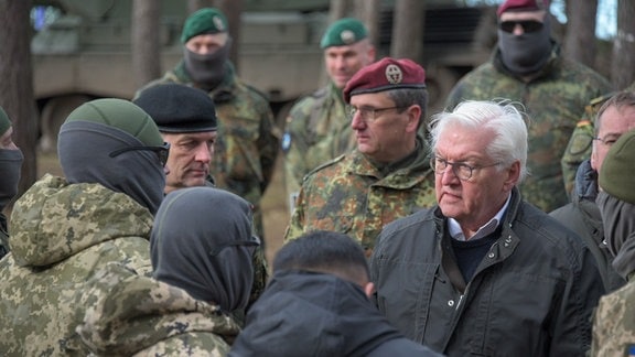 Bundespräsident Frank-Walter Steinmeier, Verteidigungsminister Boris Pistorius und der ukrainische Botschafter Oleksii Makeiev haben sich im Elb-Havel-Winkel über die Ausbildung ukrainischer Soldaten informiert.