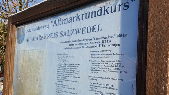 Eine Hinweistafel samt Landkarte über den Altmarkrundkurs, die recht alt aussieht.