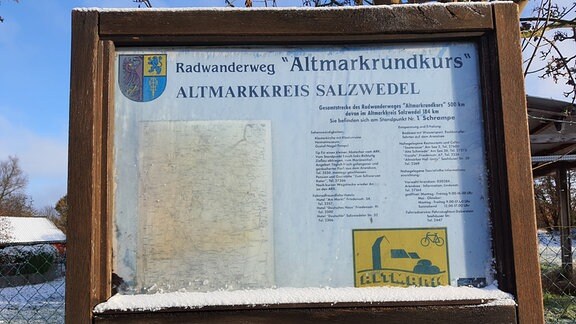 Eine Fahrradweg durch die Altmark mit einem Hinweisschild auf den Altmarkrundkurs darauf.