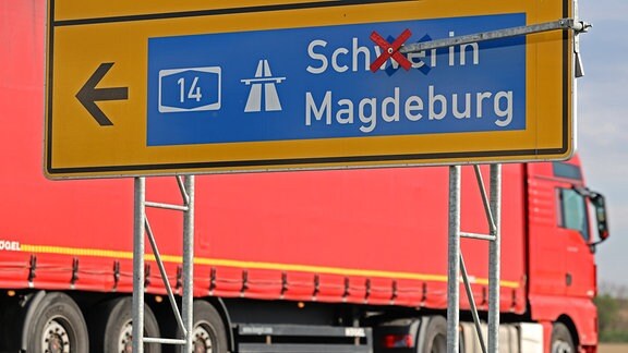 Ein Verkehrszeichen Autobahn A14 mit der gesperrten Richtung Schwerin