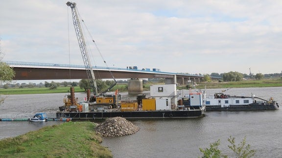 Arbeiten für die neue Elbebrücke im Zuge der A14-Nordverlängerung auf der nördlichen Flussseite bei Wittenberge. 