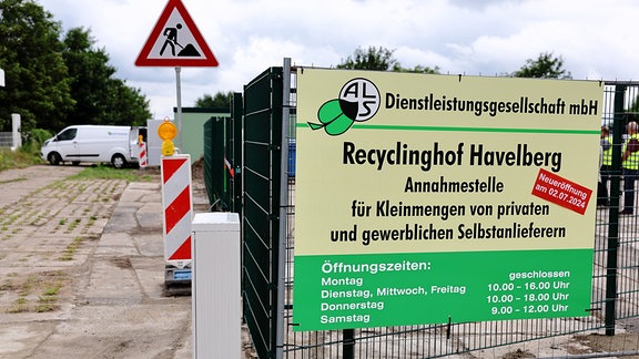 Schild an Zaun: Recyclinghof Havelberg