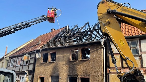 Feuerwehr löscht ausgebranntes Haus in Innenstadt