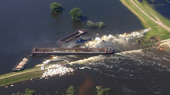 Ein Hubschrauber wirft am 17.06.2013 so genannte BigPacks an den Dammbruch in Fischbeck (Sachsen-Anhalt)