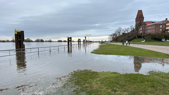 Überschwemmtes Ufer im Hafen Tangermünde