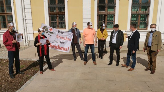 Menschen protestieren gegen die Schließung des Krankenhauses in Havelberg.