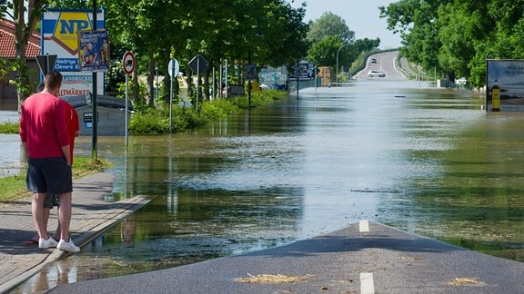 Nach einem Deichbruch an der Elbe bei Fischbeck (Sachsen-Anhalt) wird am 10.06.2013 das kleine Dorf Schönhausen (Sachsen-Anhalt) vom Hochwasser überflutet. 