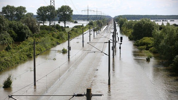 Die Bahntrasse bei Schönhausen (Sachsen-Anhalt) wird am 11.06.2013 vom Hochwasser der Elbe überspült. 