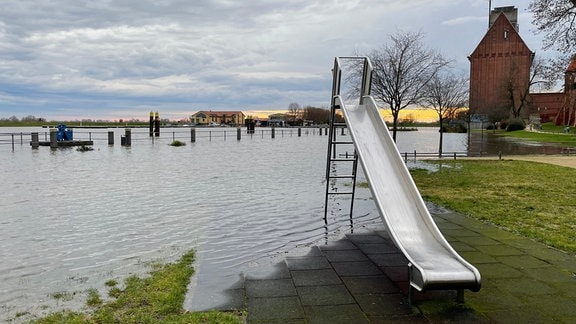 Der Spielplatz im Hafen von Tangermünde steht bereits teilweise unter Wasser.