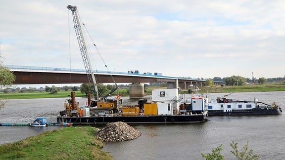 Arbeiten für die neue Elbebrücke im Zuge der A14-Nordverlängerung auf der nördlichen Flussseite bei Wittenberge.
